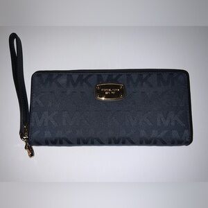 Michael Kors Women's Jet Set Continental Wallet. Excellent Condition.